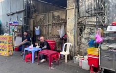 Hẻm ăn vặt giữa trung tâm TP.HCM bất ngờ biến mất, khách đến mà ngỡ ngàng