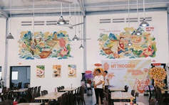 Có gì ở quán hủ tiếu 'bự' như trạm dừng chân tại miền Tây?