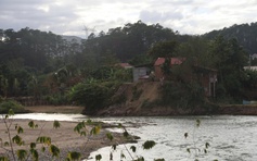 Sạt lở bờ sông Pô Kô uy hiếp khu dân cư và trường học