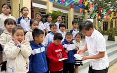 Mang mùa xuân đến sớm với học sinh vùng lũ Đắk Lắk