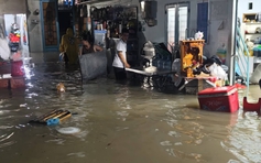 Mưa lớn ở TP.HCM: Nhiều người trắng đêm thấp thỏm, dọn nước ngập vào nhà