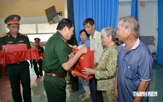 Đại tướng Nguyễn Tân Cương trao tặng 6 tỉ đồng xây nhà cho các hộ nghèo