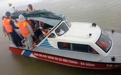 Xuyên đêm tìm người mất tích sau khi bị sét đánh trên sông Trường Giang