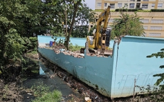 Tháo dỡ tường rào xây không phép ven rạch Ông Dí, người dân mong xử lý cả phần móng