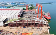 'Lá dừa nước' 1.400 tấn bắc qua sông Sài Gòn chính thức chốt ngày hợp long