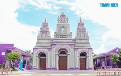 Nhà thờ hơn 135 năm tuổi ở Gia Lai khoác áo trắng tím, tháp tựa tháp Chăm