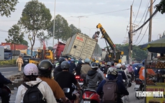 Xe container tông dải phân cách ở Hóc Môn, cửa ngõ tây bắc ùn ứ
