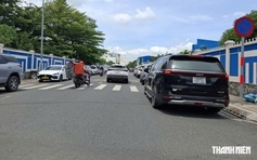 Có biển cấm, xe vẫn đậu chiếm đường