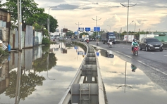 Đường Võ Trần Chí ở TP.HCM ngập kéo dài, người đi xe máy phải lấn sang làn ô tô