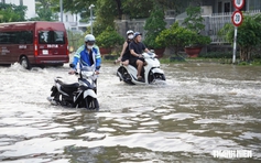 Xe chết máy giữa đường ngập, tuyệt đối đừng làm những điều này...