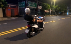 Học sinh lớp 9 ở TP.HCM dùng chân lái xe máy điện: CSGT tịch thu xe