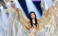 Con dâu 'vua sòng bạc' tái xuất sàn diễn Victoria's Secret sau đám cưới hào môn