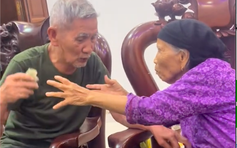 89 tuổi vẫn dúi tiền cho em trai 79 tuổi, chị em thương nhau 'như thời xưa'