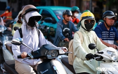 Ra đường bịt kín mít như 'ninja', xe chạy ngay bên cạnh cũng khó thấy