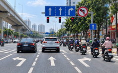 Biển báo và vạch kẻ đường chỉ dẫn khác nhau, tài xế phải theo cái nào?