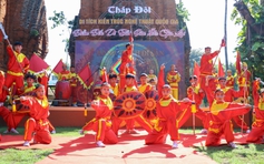 Biểu diễn trống trận Quang Trung, võ cổ truyền Bình Định tại Tháp Đôi ở Quy Nhơn