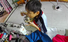 Cậu bé 9 tuổi tự chiên cơm nguội ăn sáng, dặn mẹ cứ ngủ thêm