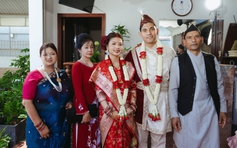 Đám cưới Việt - Nepal: Nhà trai mang giày dép, quần áo làm sính lễ