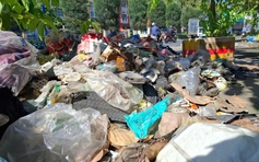Rác chất đống bên đường