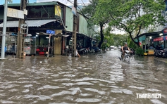 Mưa lớn ở TP.HCM chiều 31.10: Quốc lộ 50 ngập sâu, khu dân cư Bình Hưng mênh mông nước