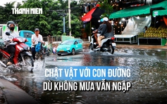 Không mưa vẫn ngập, người dân Hóc Môn chật vật qua nút giao đang thi công