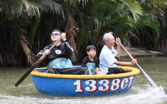 Huy R vất vả chèo thuyền thúng, hát live 'Anh thanh niên' giữa rừng dừa Bảy Mẫu