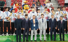 Chủ tịch VFF Trần Quốc Tuấn cùng trao thưởng cho U.23 Hàn Quốc vô địch ASIAD 2026