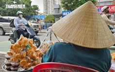 Chồng và con trai duy nhất qua đời, bà mưu sinh bên mâm bánh tráng me