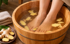 Đi mưa về lạnh, ngâm chân thế nào để vừa ấm vừa tốt cho sức khỏe?