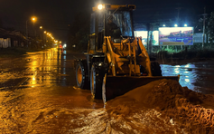 Cát đỏ lại tràn xuống cửa ngõ Mũi Né, cuốn trôi người đi xe máy