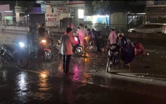 Đá tràn ra quốc lộ 1 sau cơn mưa lớn, nhiều xe máy té ngã
