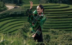 Bà Bích của 'Hương vị tình thân' trẻ trung hơn nhờ thời trang
