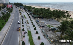 Tất bật tháo dỡ hàng chục hàng quán, trả lại mặt bằng cho bãi biển Nhật Lệ
