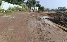 Xe ben làm rơi đất đá xuống đường