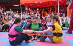 Công nhân 'cháy' hết mình với gameshow đặc biệt cuối năm