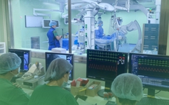 Phình lớn động mạch chủ bụng, người đàn ông được đặt cùng lúc 5 stent graft