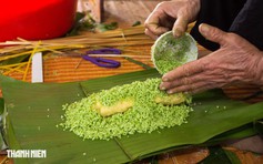 Bánh tét mặt trăng màu xanh ngọc ở Quảng Trị: Bí quyết từ nắm rau quê