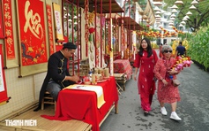 Đổ xô về đường hoa 'phố nhà giàu' Phú Mỹ Hưng chụp ảnh trước giờ khai mạc