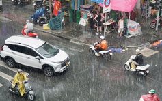 Bầu trời TP.HCM đen kịt, bất ngờ đổ mưa lớn khắp nơi từ trưa đến chiều