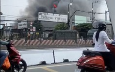 Cháy ở TP.HCM, khói đen cuồn cuộn khiến khu dân cư nháo nhào