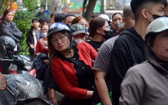 Người dân xếp hàng dài cả trăm mét mua nem chua ở Hà Nội