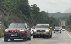 Ngao ngán cảnh xe lấn làn, vượt ẩu trên cao tốc Cam Lộ - La Sơn