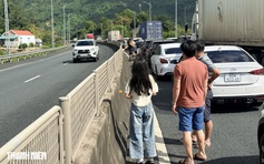 Về quê ăn tết sáng 25 tháng chạp, hàng trăm xe chôn chân trước hầm Đèo Cả