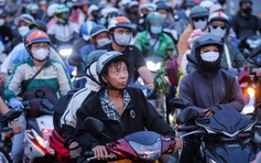 Biển người nối nhau từ TP.HCM về miền Tây chiều 26 tết, khổ vẫn về quê