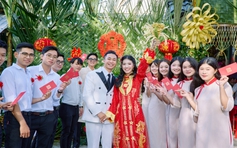 Độc đáo mang xuồng ba lá đi hỏi cưới, tặng khách 1 tấn trái cây