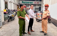 CSGT TP.HCM đến quán nhậu dán decal nhắc 'Đã uống rượu, bia - Không lái xe'