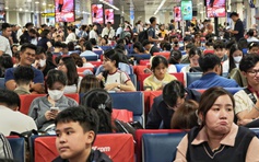 Tân Sơn Nhất 'nóng hầm hập', các hãng khuyến cáo người dân đến sân bay sớm 3 tiếng