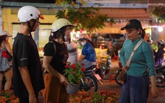 Gia đình 5 người bám trụ vỉa hè, đánh cược 10 ngày bán hoa tết ở TP.HCM