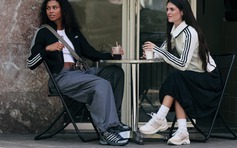 Các mẫu giày chạy bộ với phong cách trẻ trung, cá tính để xuống phố