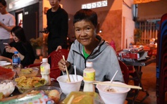 Cơm đoàn viên 0 đồng ở TP.HCM đêm giao thừa, sẻ chia nghĩa tình còn mãi
